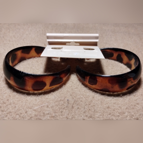 Hoop earrings with leopard print - Picture 3 of 9